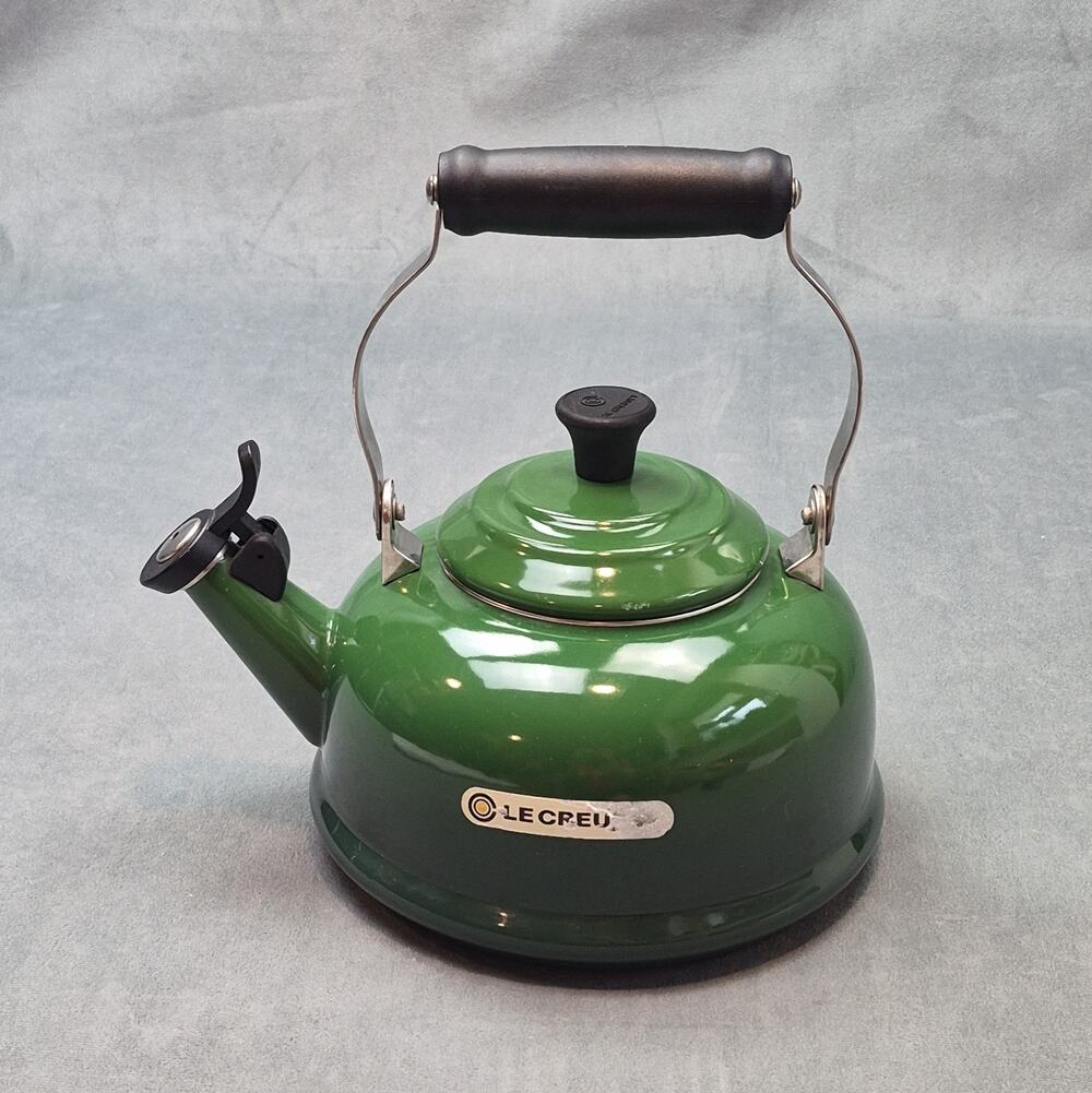 LE CREUSET Classic Whistling Tea Kettle Green Enamel 1.7 QT